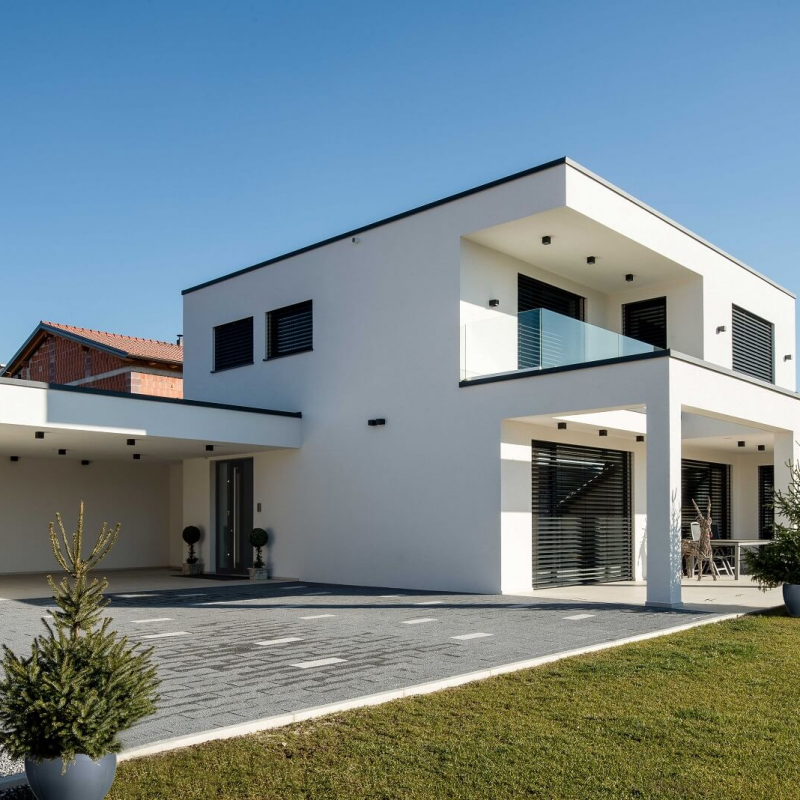 Modernes Haus mit Aluminium-Haustür.