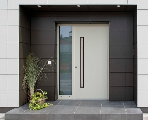 bela-alu-vhodna-vrata Haustür in Weiß aus Aluminium mit Glas