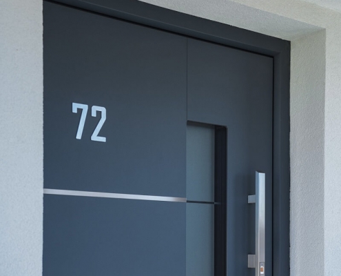 inox-hisna-stevilka-aplikacije haustür mit fingerprint im griff