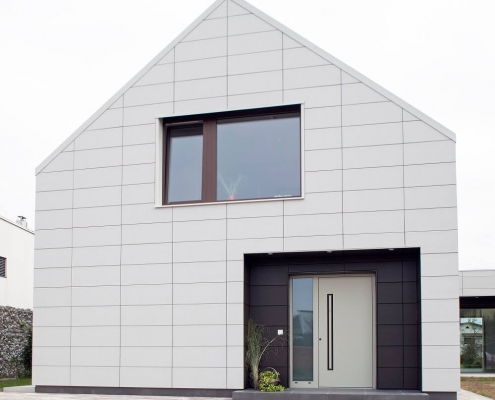 moderna-montazna-hisa-z-alu-vrati Haustür in weiß online kaufen