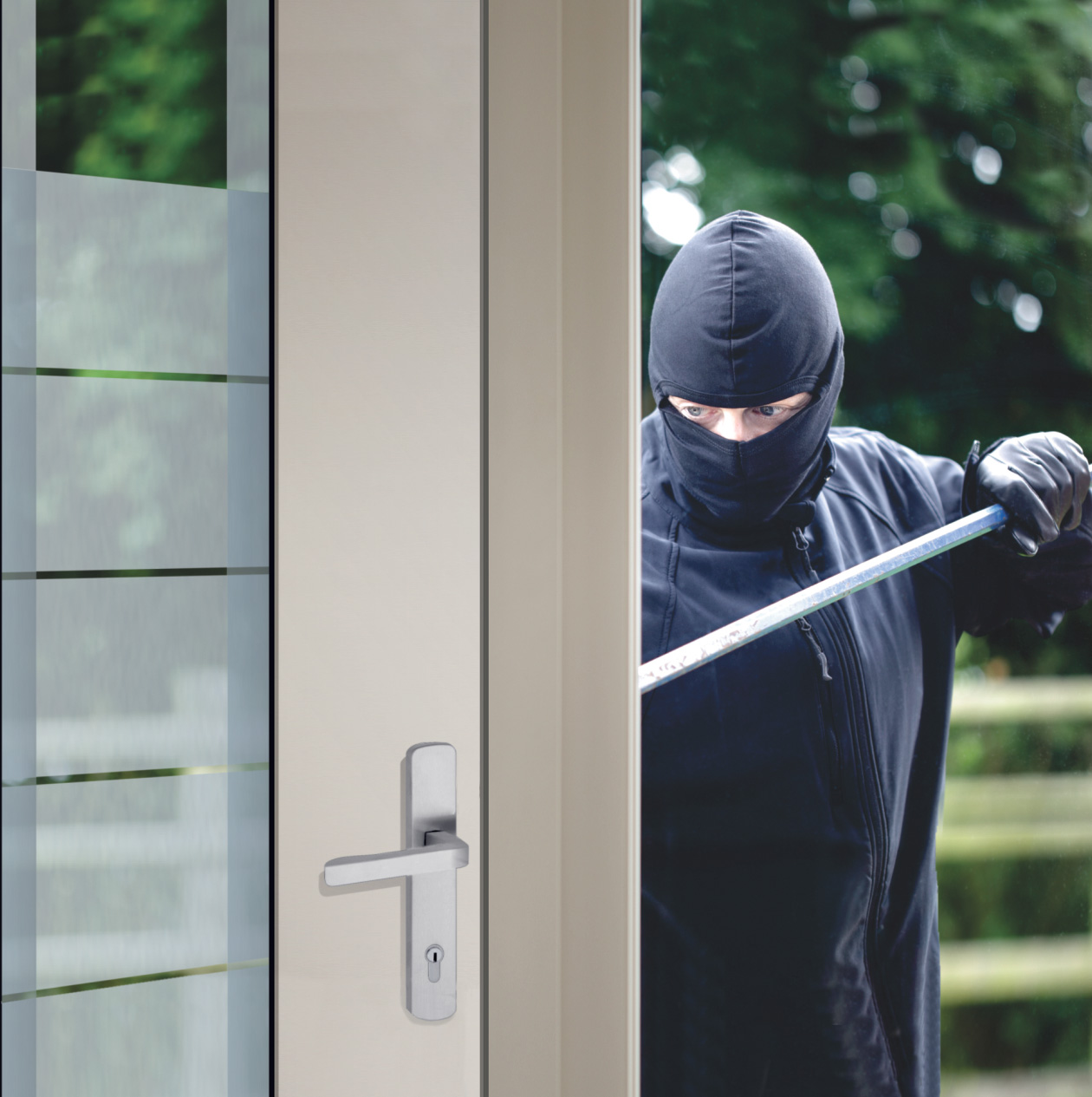 Der Einbrecher versucht durch eine sichere Haustür einzubrechen.
