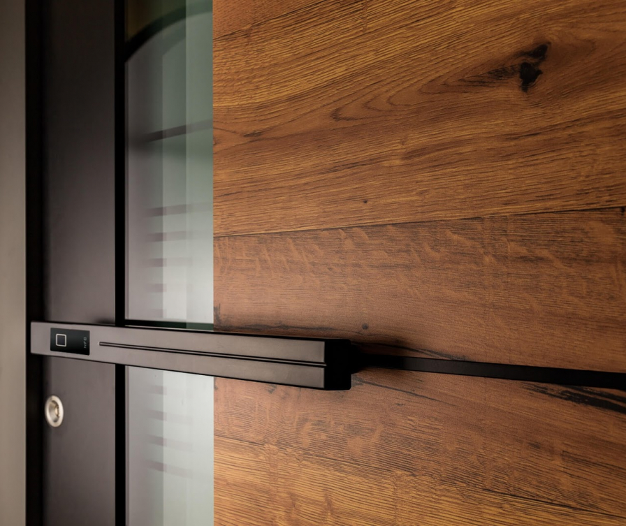 Minimalistischer Türgriff für eine moderne Haustür