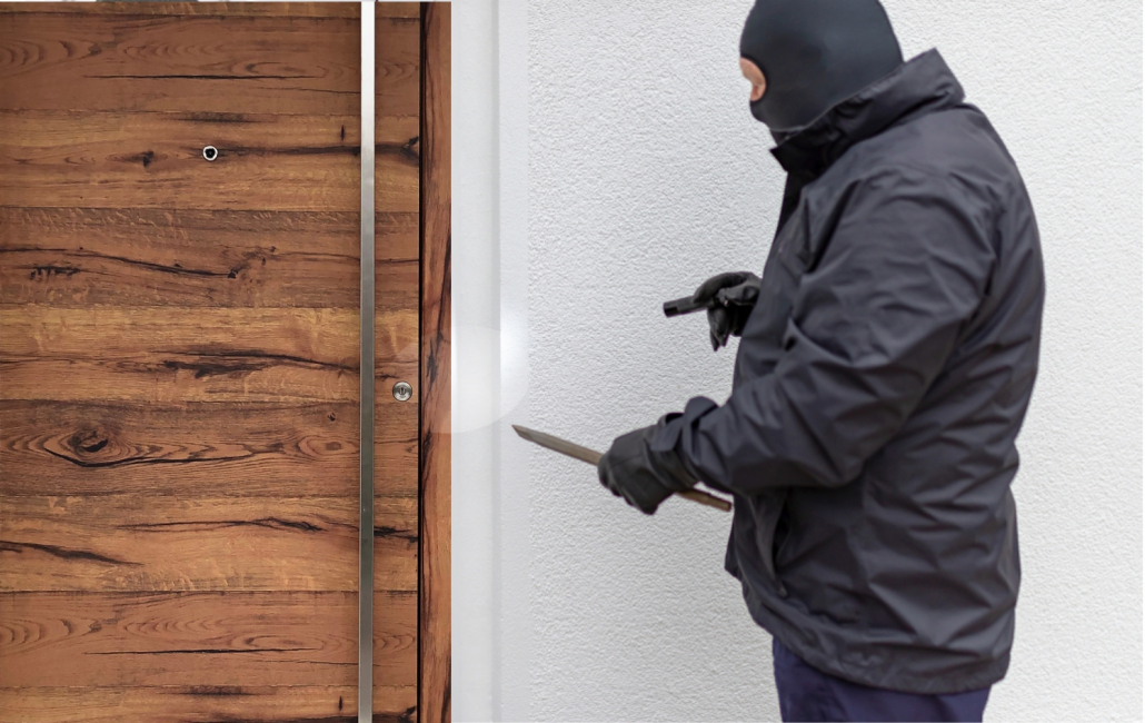 Ein Einbrecher versucht, die einbruchssichere Haustür zu öffnen, kann es aber nicht schaffen.