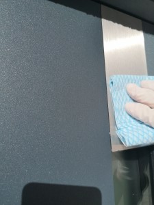 Reinigung der Edelstahloberfläche.