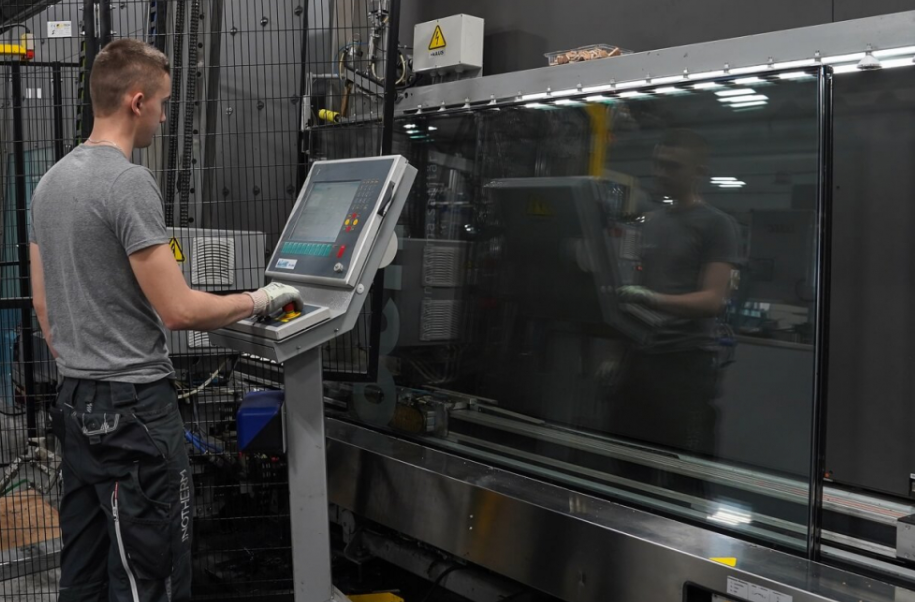 Einer der Mitarbeiter bei Inotherm verwendet die Maschine für die Türherstellung.