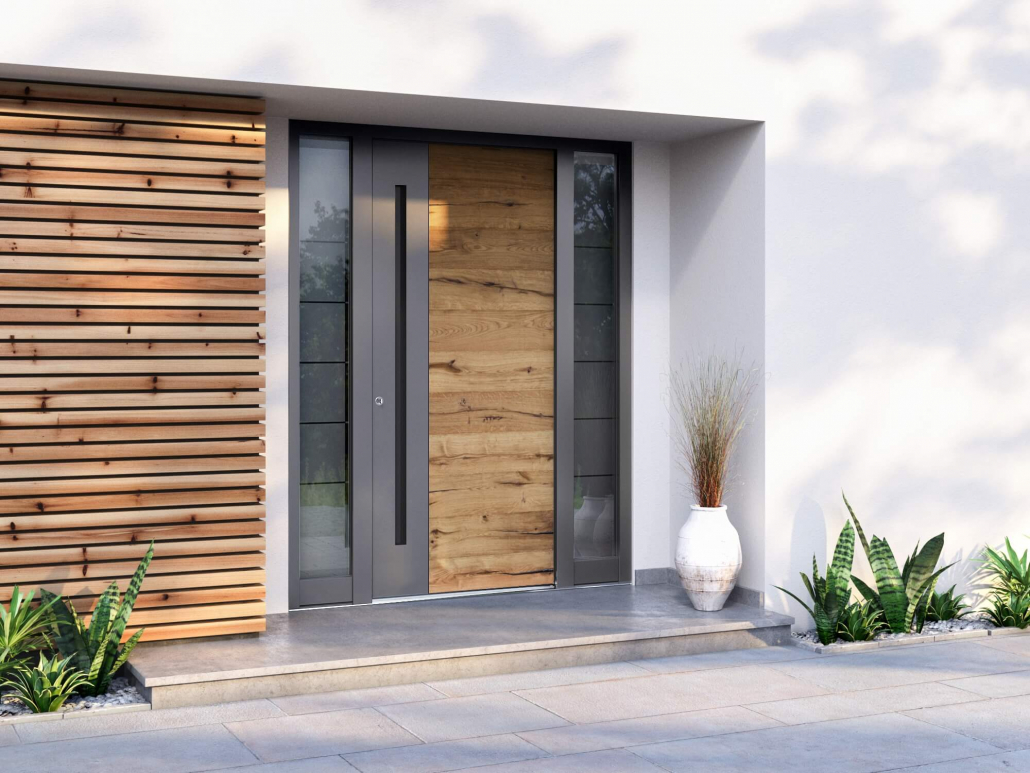 Moderne Aluminium-Haustür, mit Holzdekor verkleidet und vor dem Eingang befindet sich eine Pflanzendekoration.
