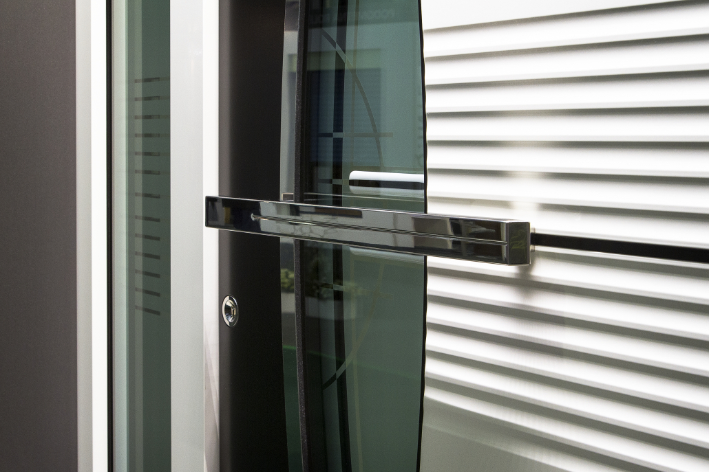 Moderner Halter für Aluminium-Haustür mit Glas.