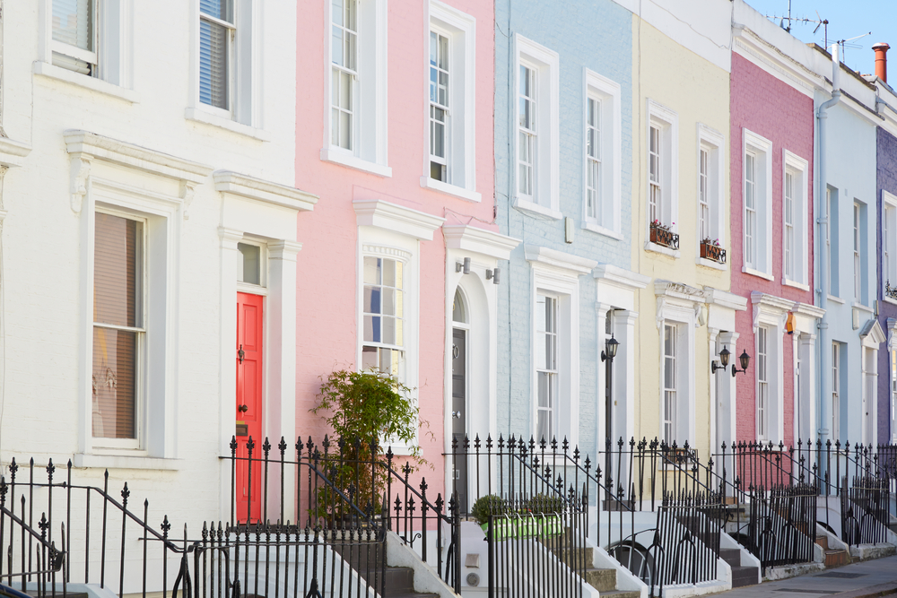 Notting Hill ist ein Resort in Großbritannien mit farbenfrohen Häusern und Haustüren.