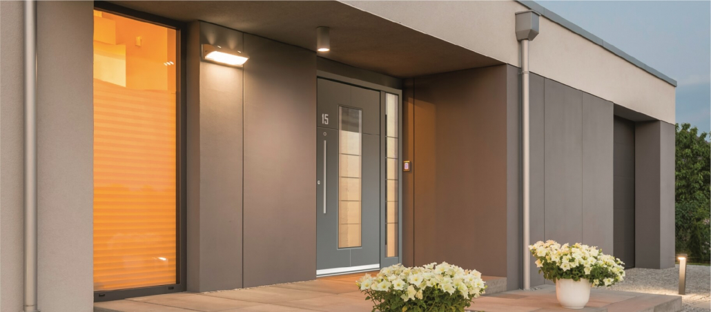 Aluminium-Eingangstür in modernem Design.