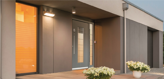 Aluminium-Eingangstür in modernem Design.