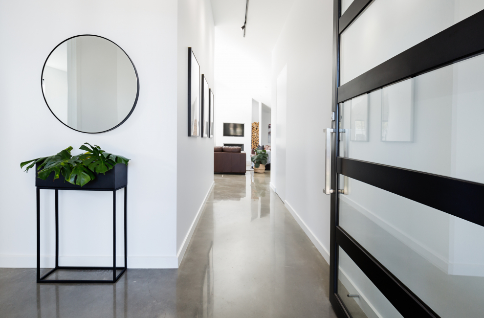 Eine moderne Flur mit weißen Wänden.
