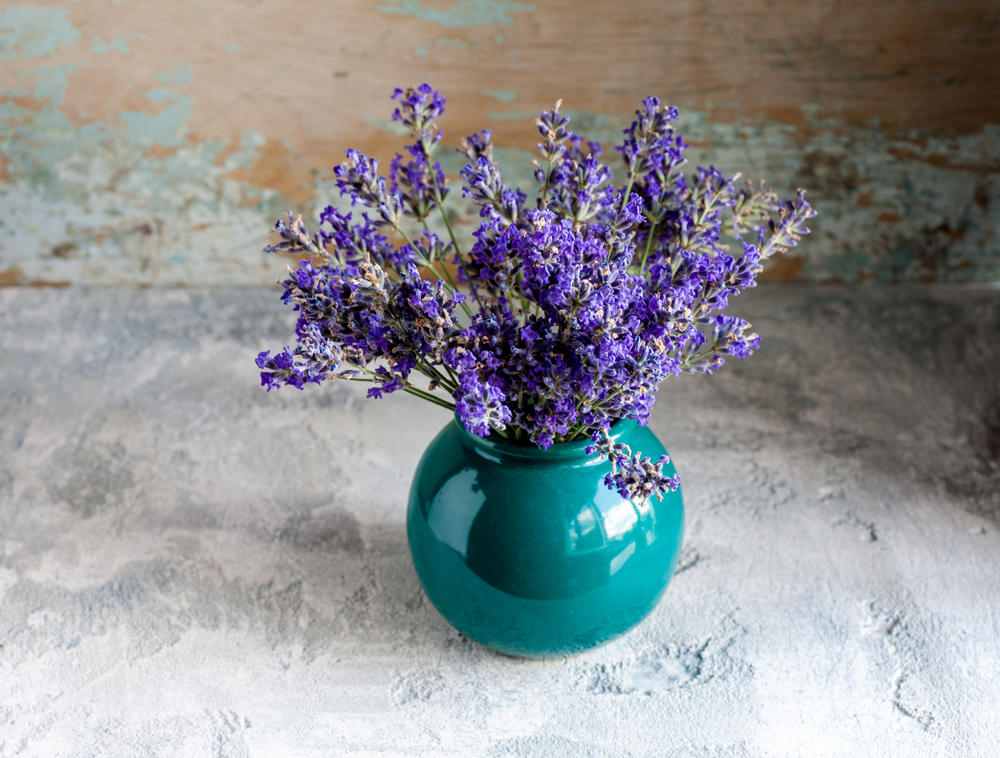 Blaue Vase mit einem Strauß Lavendel