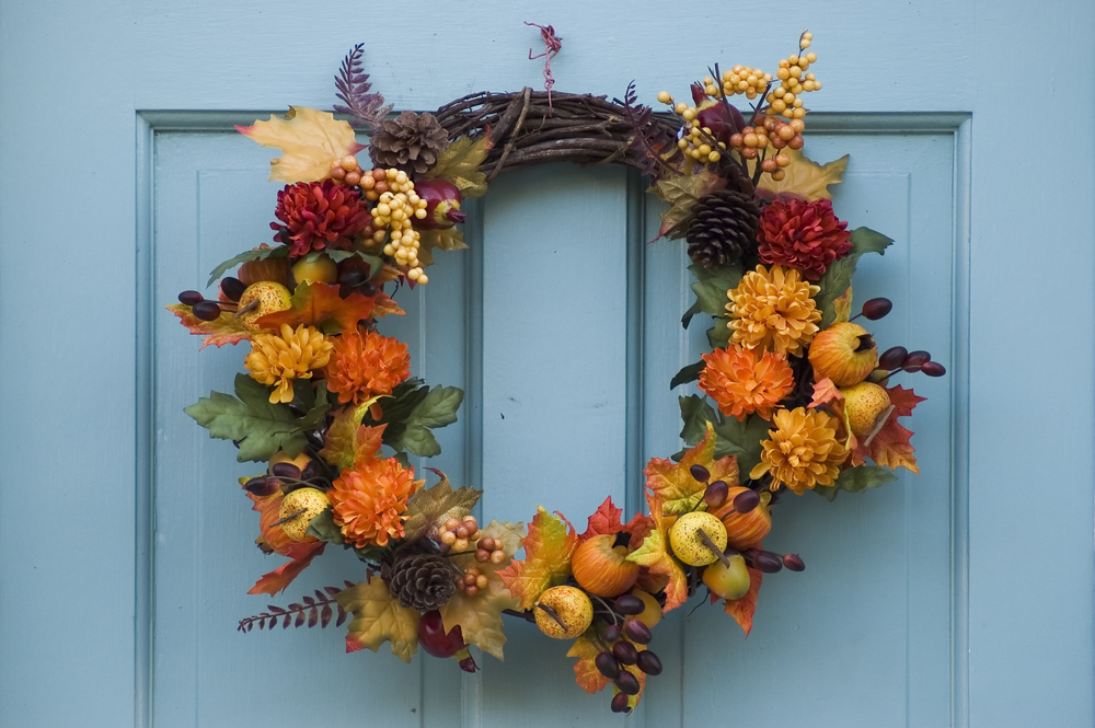 Ein Herbstkranz an der blauen Haustür