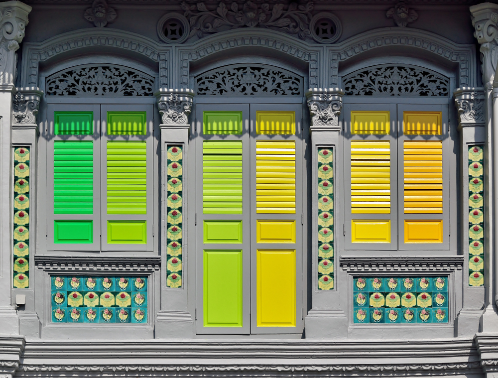 Traditionelle Haustür in unterschiedlichsten Farben.