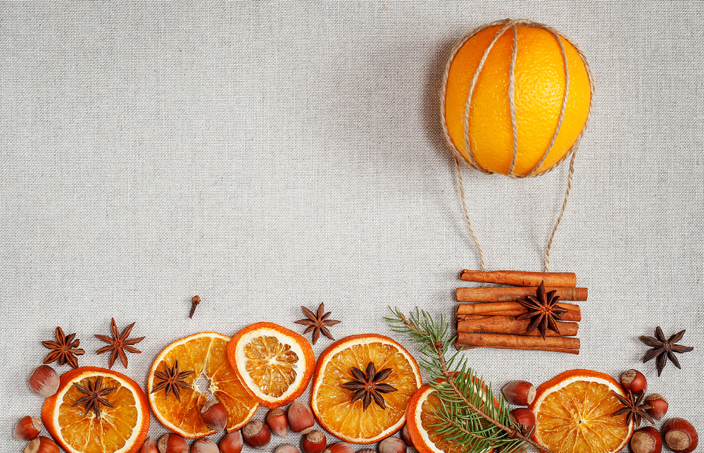 Dekoration mit Orangen, Zimt und Hanf.