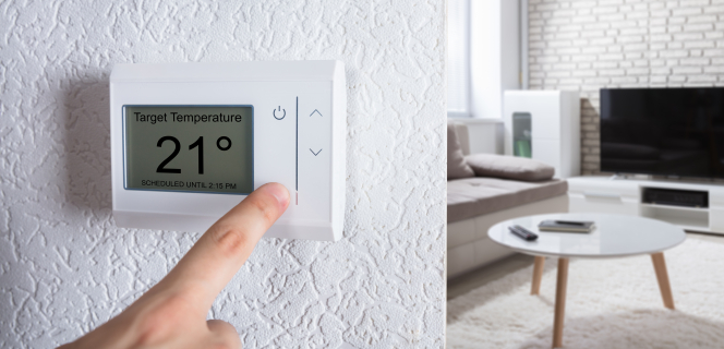 Regelung der geeigneten Temperatur über Thermostat im Wohnzimmer.