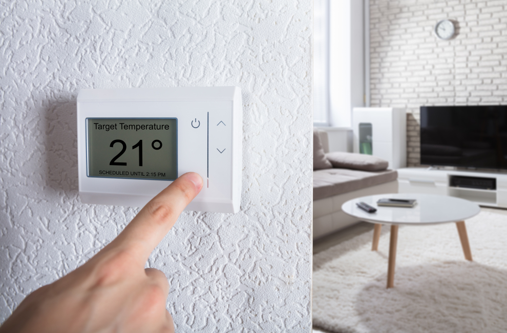 Regelung der geeigneten Temperatur über Thermostat im Wohnzimmer.