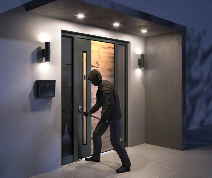 Einbrecher versucht erfolglos, die einbruchsichere Inotherm-Tür aufzubrechen