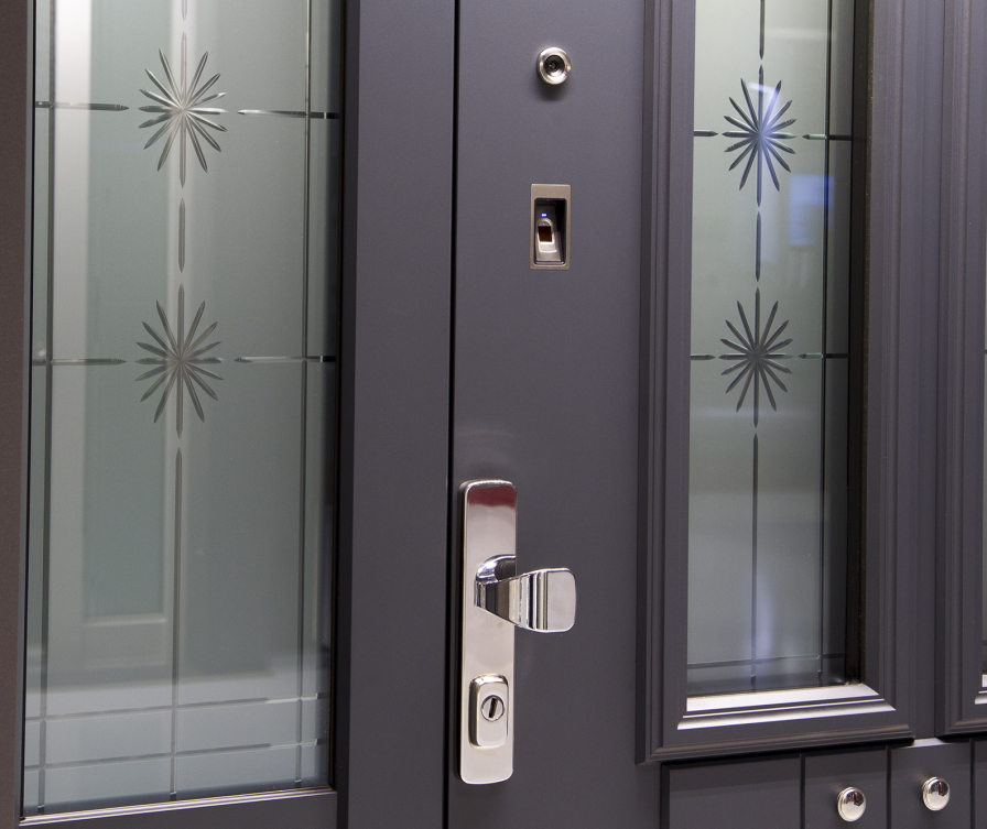 Graue Haustür im Landhausstil mit einem traditionellen Türgriff und modernen Fingerprintleser