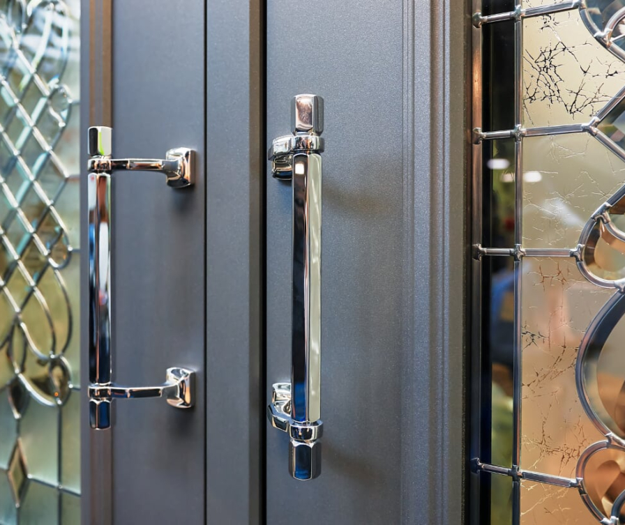 Türgriffe und gezierte Glaseinsätze eine Landhaus-Haustür