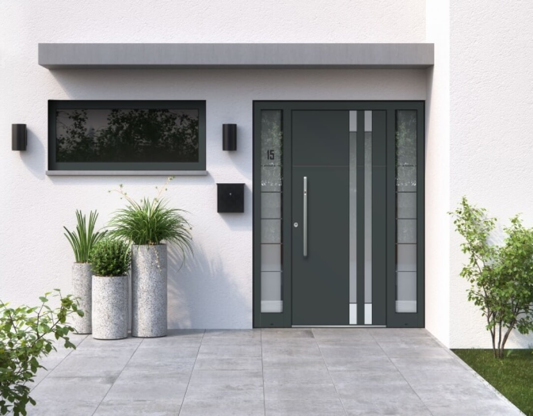 Minimalistische graue Haustür mit zwei Seitenteilen