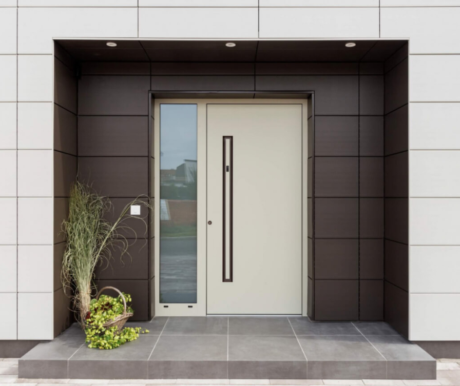 Weiße sehr moderne Haustür mit viel Glas - OWtest.