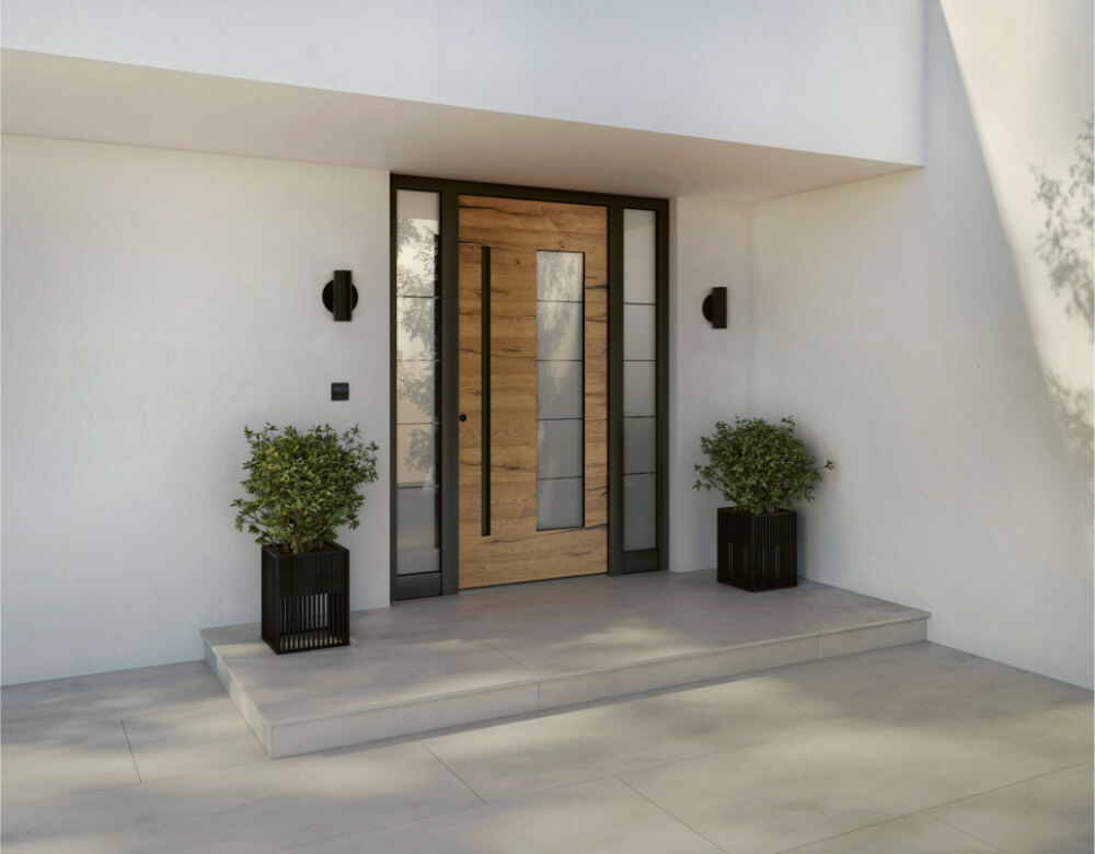 Elegante moderne Haustür mit Holzdekor auf weißer Fassade