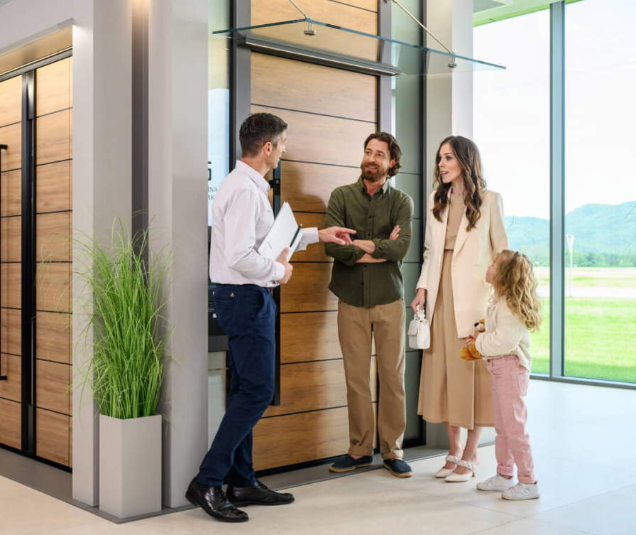 Familie kauft eine Haustür von Inotherm