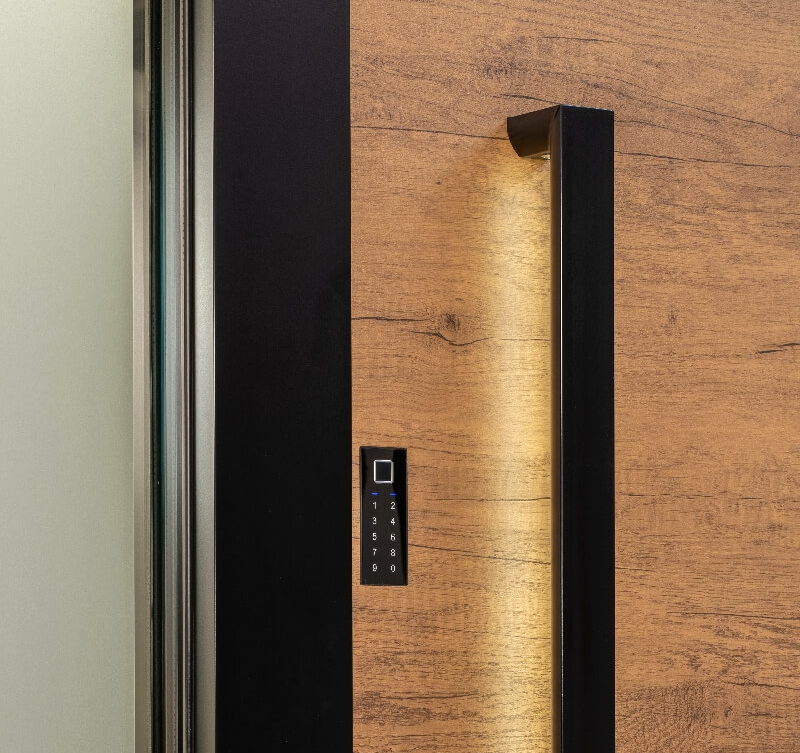 Eingangstür mit integrierter Inosmart-Tastatur.