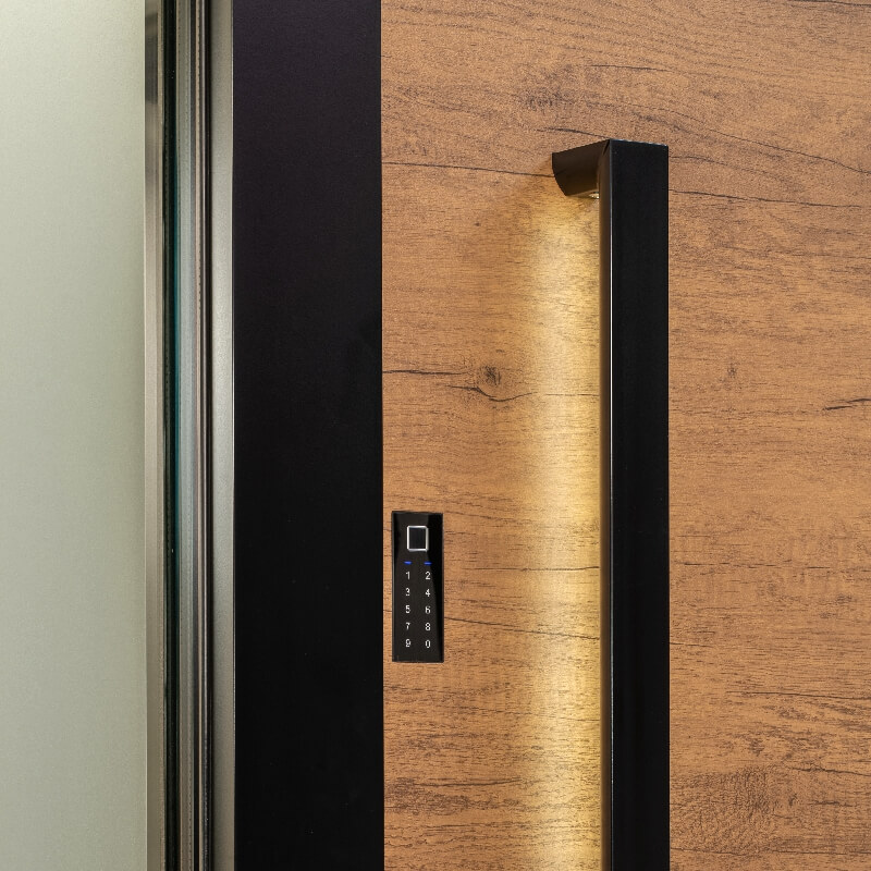 Inotherm_salon_8 Eingangstür mit integrierter Inosmart-Tastatur.