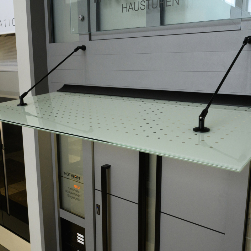 Überdachung für die graue Haustür