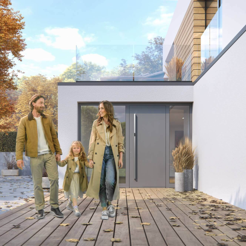 Familien vor einer grauen Eingangstür.