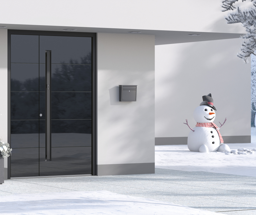 Eine schwarze Aluminium Haustür mit Seitenteil ohne Verglasung.