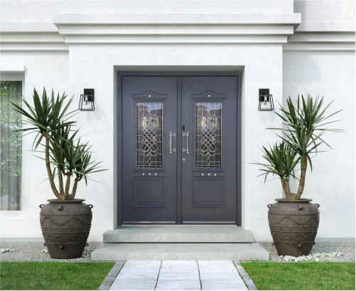 vsestranska vrata s steklenim vitražem in retro kljuko