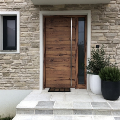 Vhodna vrata v lesnem dekorju z dolgim ročajem iz nerjavečga jekla in stransko svetlobo