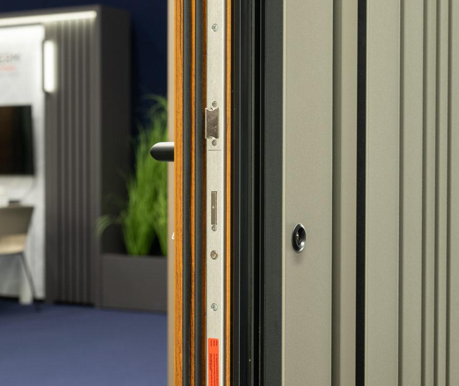 Aluminium-Haustür mit Einbruchschutz, massivem Rahmen und Mehrfachverriegelungssystem.