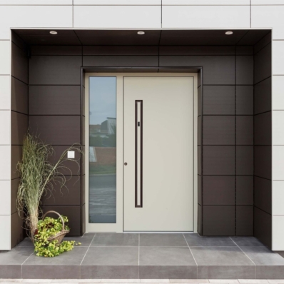 Bela vhodna vrata s stransko svetlobo oz. steklom