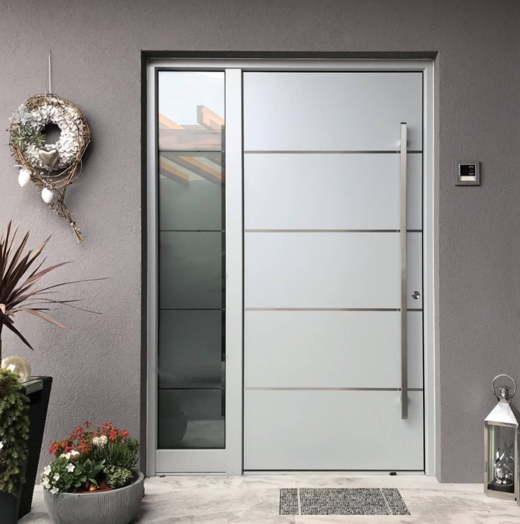 Bela vhodna vrata z obsvetlobo