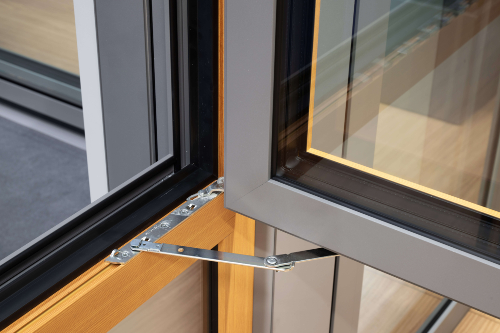 _DPA3246 Verdeckt liegender Winkhaus-Beschlag bei Aluminiumfenstern