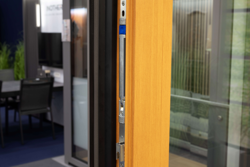 _DPA3256 Verdeckt liegender Winkhaus-Beschlag bei Aluminiumfenstern
