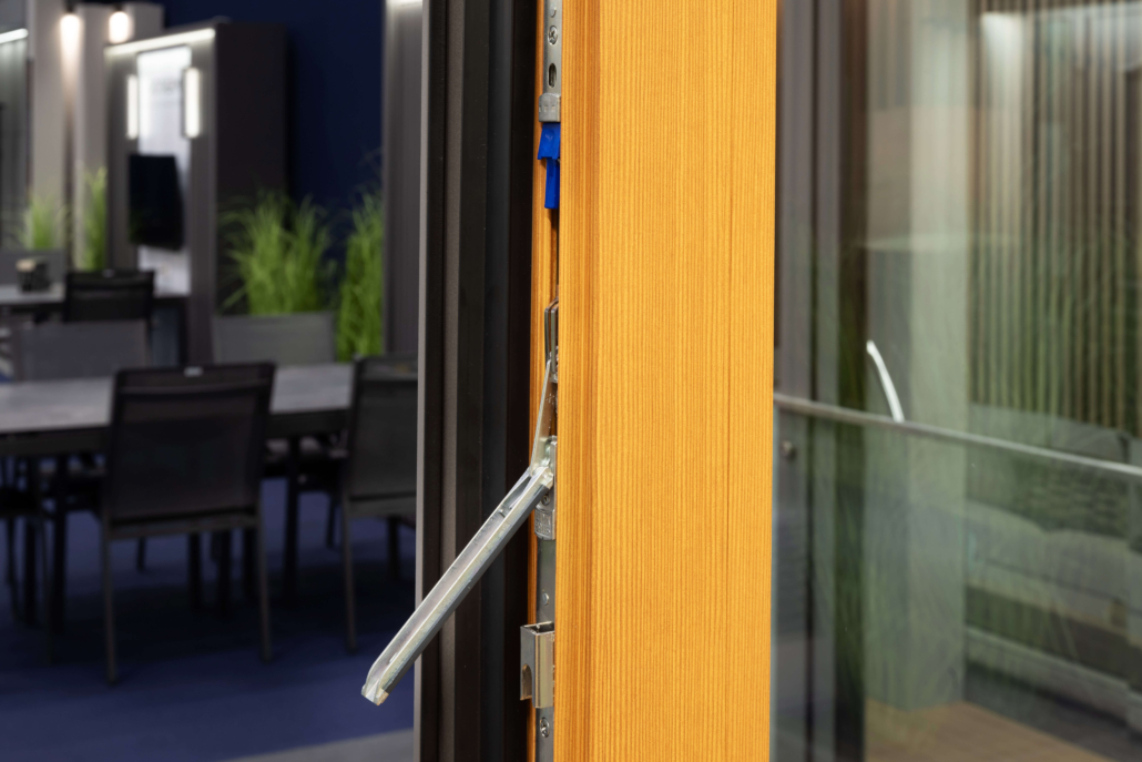 _DPA3267 Verdeckt liegender Winkhaus-Beschlag bei Aluminiumfenstern
