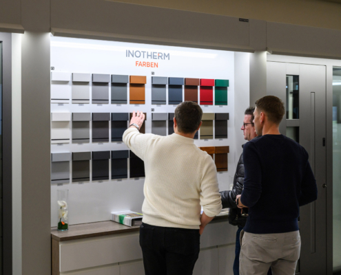 Besichtigung der Farbpalette für Eingangstüren vor Ort