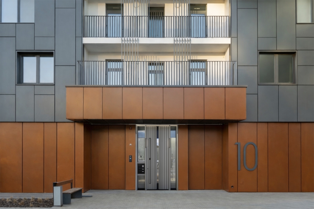 Modernes Mehrfamilienhaus mit grauen Eingangstüren