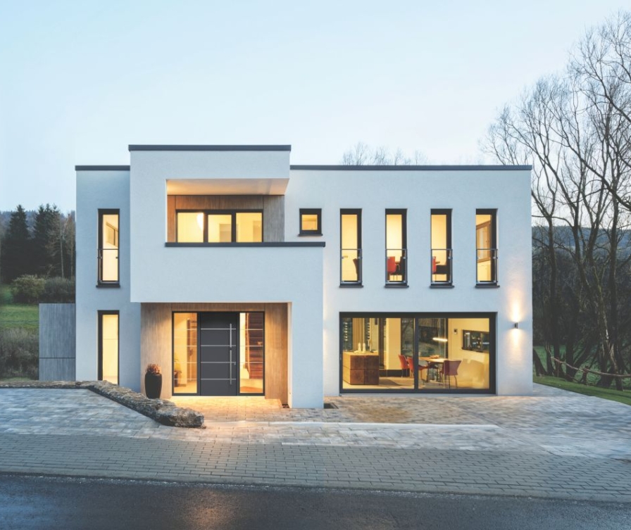 Haus mit aufeinander abgestimmten Fenstern und Haustür