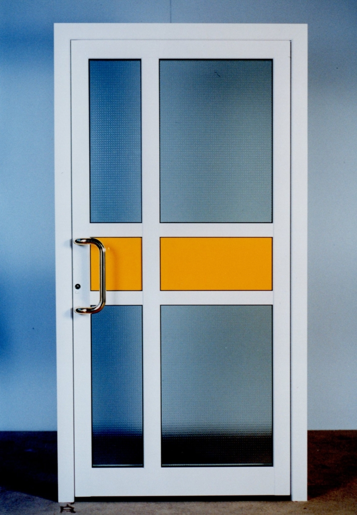 Eine der ersten Inotherm Eingangstüren – weiße Tür mit Glas und gelbem Dekor